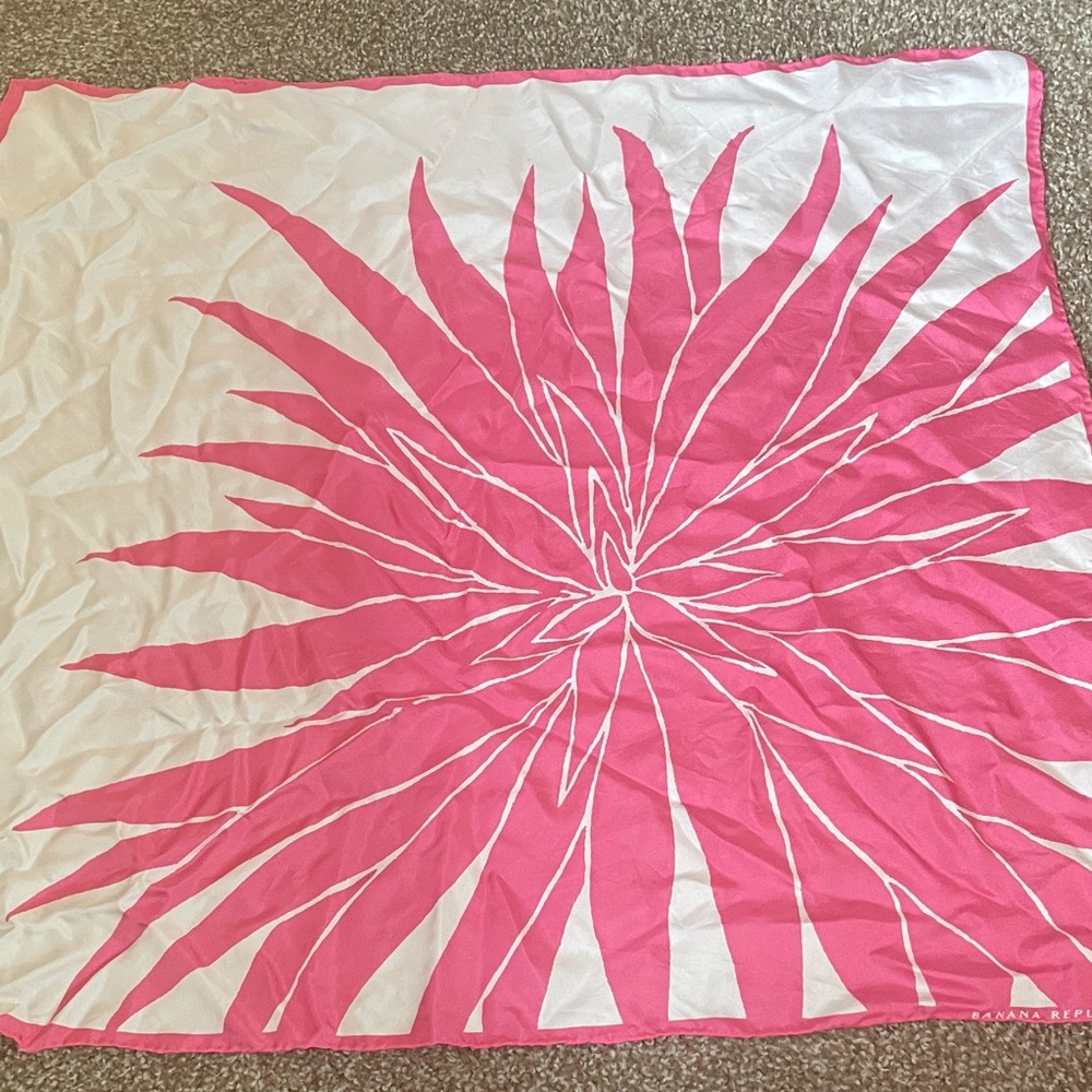 BANANA REPUBLIC FLOWER BURST SILK SCARF 💕